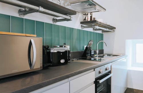 Newquay Apartment | Pet-Friendly Super-King Studio Suite with Full Kitchen