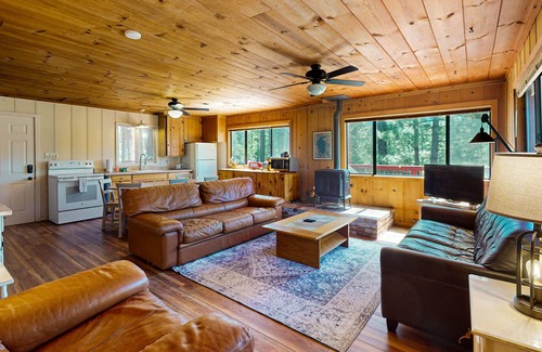 Black Bart House | Pet-Friendly Mountainview Cabin with Free WiFi & Room to Roam