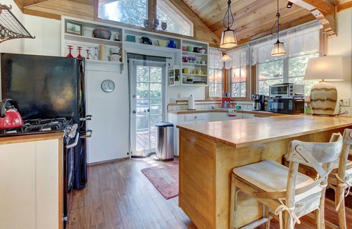 Idyllwild House | Pet-Friendly Mountain Retreat with Private Hot Tub & Deck