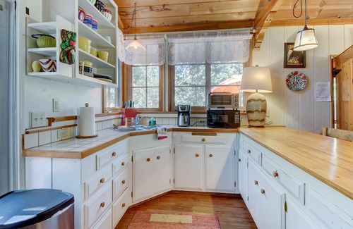 Idyllwild House | Pet-Friendly Mountain Retreat with Private Hot Tub & Deck
