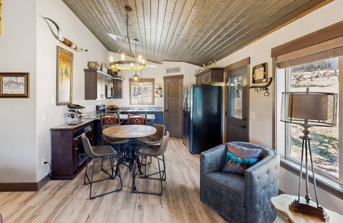 Sturgis Cabin | Pet-Friendly Mountain View Cabin with Full Kitchen & BBQ