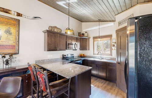 Sturgis Cabin | Pet-Friendly Mountain View Cabin with Full Kitchen & BBQ