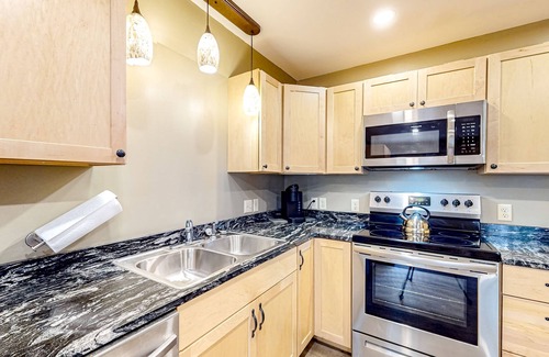 Paris Apartment | Pet-Friendly Apartment Near Norway Lake & Sunday River