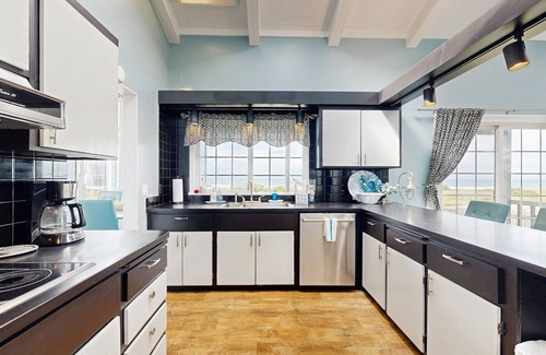 Fort Bragg House | Pet-Friendly Oceanfront Retreat with Hot Tub & Beach Access