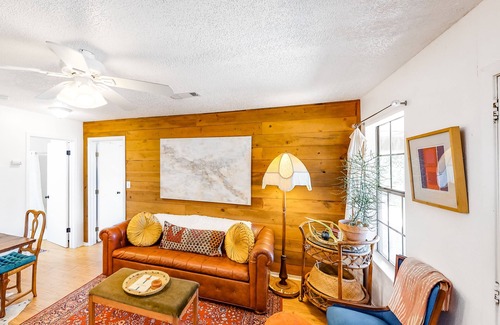 Dripping Springs Cottage | Dog-Friendly Property with Shared Pool, Hot Tubs & Outdoor Shower