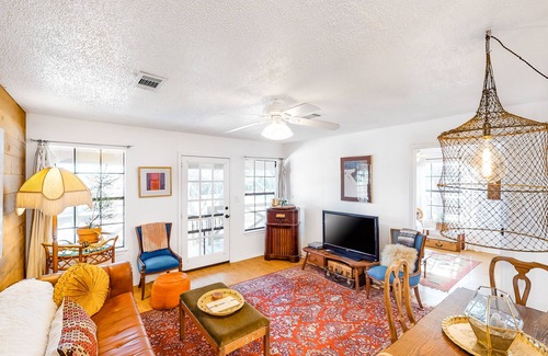 Dripping Springs Cottage | Dog-Friendly Property with Shared Pool, Hot Tubs & Outdoor Shower