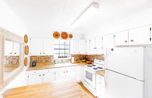 Dripping Springs Cottage | Dog-Friendly Property with Shared Pool, Hot Tubs & Outdoor Shower