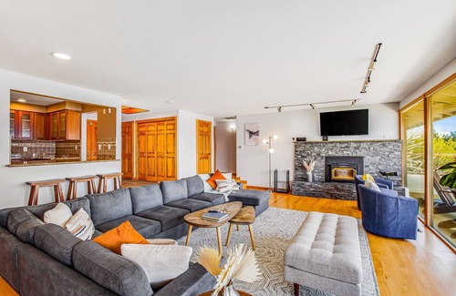 Retsil House | Pet-Friendly Getaway with Panoramic Views & Jetted Tub