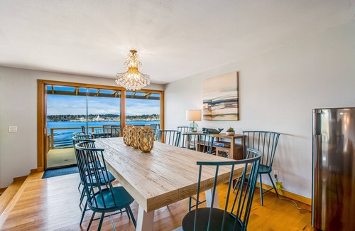 Retsil House | Pet-Friendly Getaway with Panoramic Views & Jetted Tub