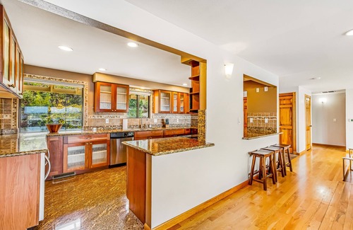 Retsil House | Pet-Friendly Getaway with Panoramic Views & Jetted Tub