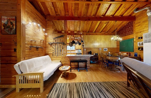 Munds Park House | Perfect Dog-Friendly Retreat with Games and Enclosed Yard