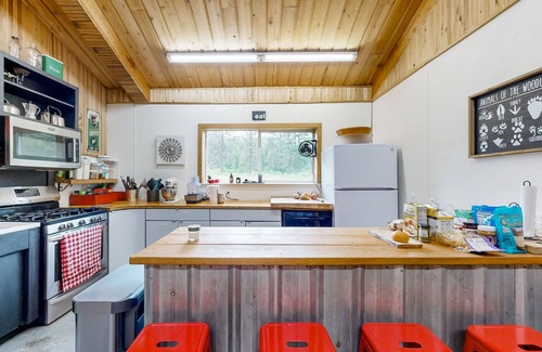Northport Cabin | Dog-Friendly Secluded Cabin with Outdoor Dining & Games