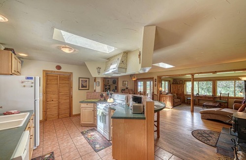 Howard Cabin | Pet-Friendly Getaway at Star Mesa with Top-Rated Amenities!