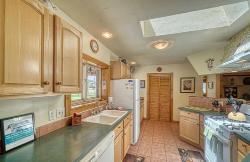 Howard Cabin | Pet-Friendly Getaway at Star Mesa with Top-Rated Amenities!