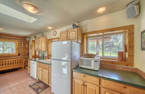 Howard Cabin | Pet-Friendly Getaway at Star Mesa with Top-Rated Amenities!