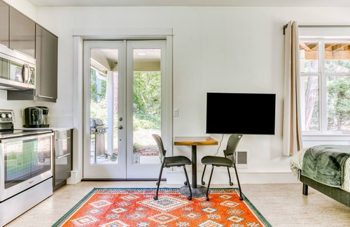 Stevenson House | Pet-Friendly Studio with River View & Relaxing Patio