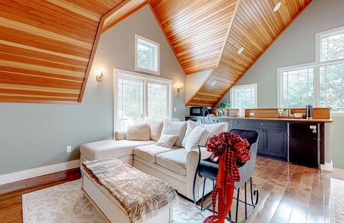 Wolfeboro Apartment | Pet-Friendly Studio with Hot Tub and Kitchenette Access