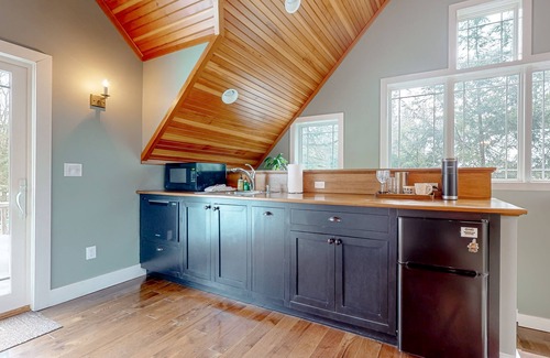 Wolfeboro Apartment | Pet-Friendly Studio with Hot Tub and Kitchenette Access