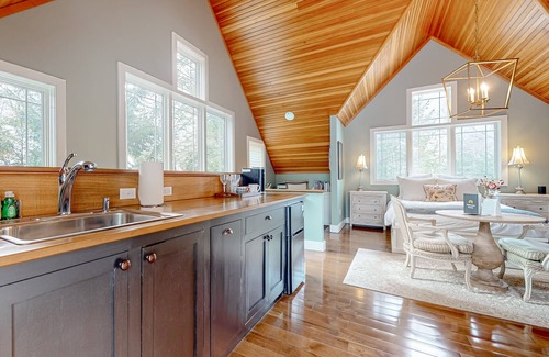 Wolfeboro Apartment | Pet-Friendly Studio with Hot Tub and Kitchenette Access