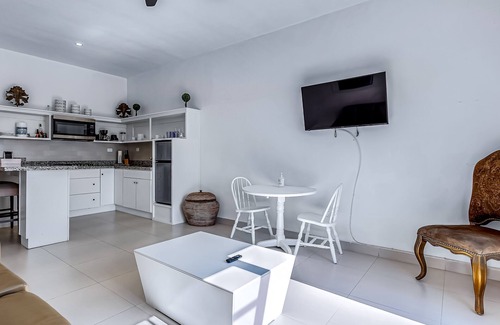 La Paloma House | Pet-Friendly Suite with Kitchenette & Heated Pool Oasis