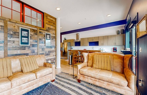 Edgehill Condo | Dog-Friendly Treetop Retreat with Pool and Scenic Balcony