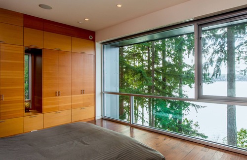 Bainbridge Island House | Pet-Friendly Retreat on Bainbridge Island Bay with Spa