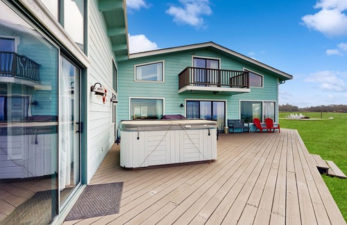 Fort Bragg House | Inviting Pet-Friendly Waterfront Home with Beach Access