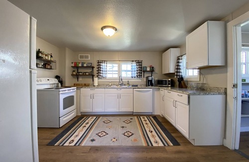 Old Prospect Cottage | Top Rated Dog-Friendly Retreat with Private Yard Near CSU