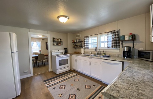 Old Prospect Cottage | Top Rated Dog-Friendly Retreat with Private Yard Near CSU