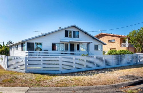 Beachmere House | Pet-Friendly Dog Lovers Retreat for Family Adventures