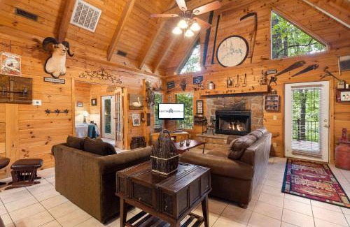 Branson Cedars House | Pet-Friendly Dogwood Tree Cabin with Private Pool & 10/10 Rating