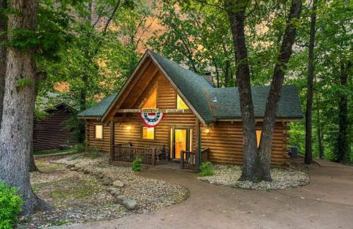 Branson Cedars House | Pet-Friendly Dogwood Tree Cabin with Private Pool & 10/10 Rating