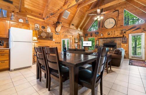 Branson Cedars House | Pet-Friendly Dogwood Tree Cabin with Private Pool & 10/10 Rating