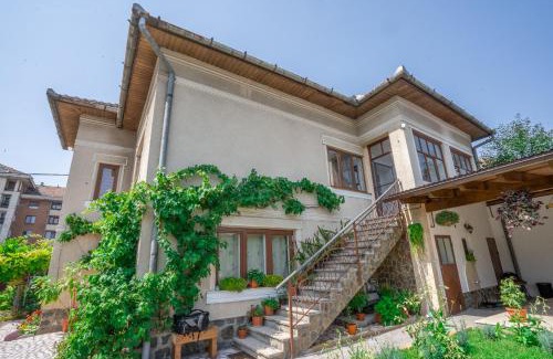 Alba Iulia Apartment | Rated 9.9/10: Family-Friendly Stay at Doi Bujori