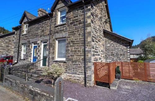 Gwynedd- Snowdonia House | Dola