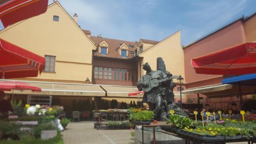 Donji Grad Apartment | Explore Dolac Guesthouse: Family-Friendly Stay with Kitchen