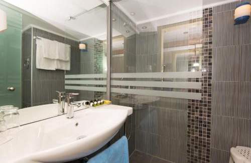 Markopoulo Mesogaias Hotel | Elegant Dolce by Wyndham Athens: Private Beach & Spa Retreat