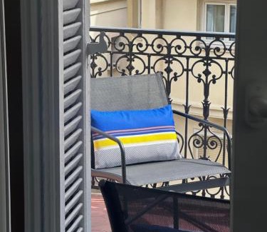 Le Suquet Apartment | Delightful Dolce Vita: Family-Friendly Getaway Awaits