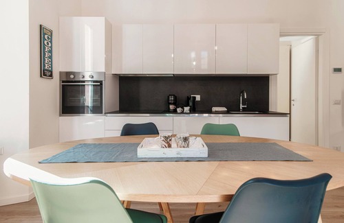 Como Apartment | Inviting Dolce: Family-Friendly with Breakfast & Kitchen Access
