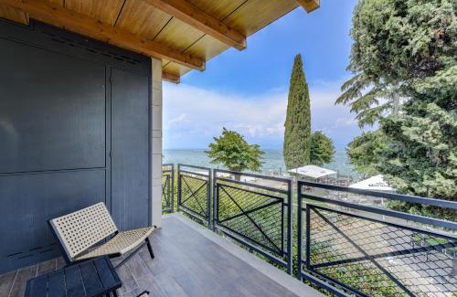 Peschiera del Garda Apartment | Discover Dolceriva: Lakefront Suite with Ocean Views