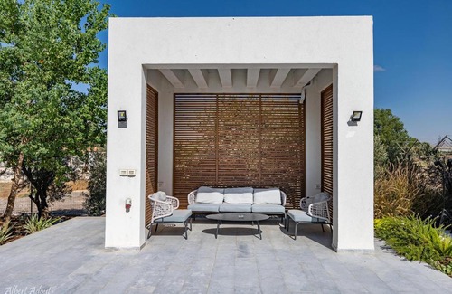 Baraq Bed & Breakfast | Relax at DOLEV 55 Boutique: Pool, Breakfast & Family Fun