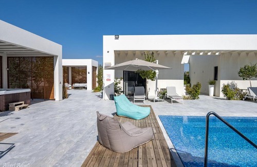 Baraq Bed & Breakfast | Relax at DOLEV 55 Boutique: Pool, Breakfast & Family Fun
