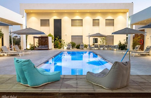 Baraq Bed & Breakfast | Relax at DOLEV 55 Boutique: Pool, Breakfast & Family Fun