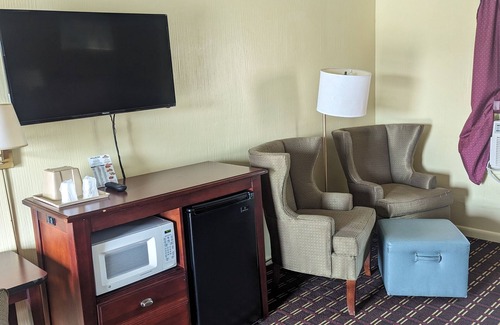 Somerset Hotel | Budget-Friendly Dollar Inn with Kitchen & Breakfast Options