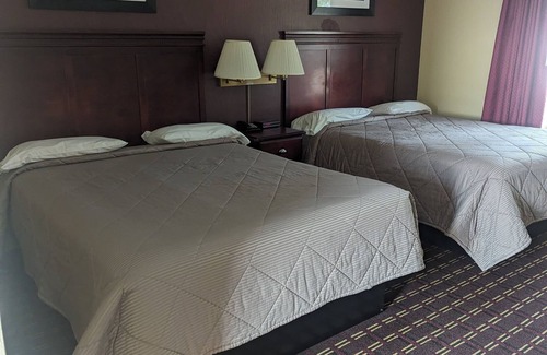 Somerset Hotel | Budget-Friendly Dollar Inn with Kitchen & Breakfast Options