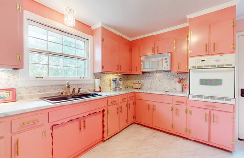 Hendersonville House | Experience DOLLY DREAM HOUSE: Family-Friendly & Star-Studded