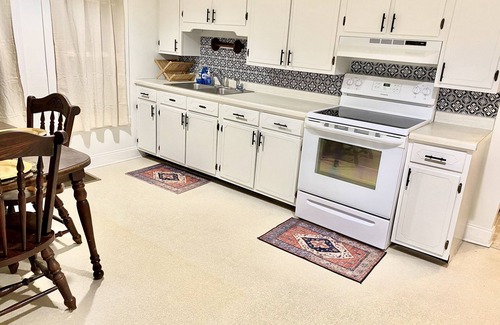Newcomb House | Experience Dolly Elvis Cash Inspired Home with Family Amenities