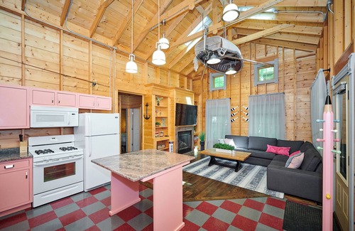 Fennville House | Dollybrook 4 - Pet friendly - community pool(CLOSED for the season) - groups allowed