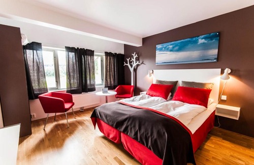 Hitra Hotel | Relaxing Dolmsundet Hotell Hitra: Pet Friendly & Family Fun