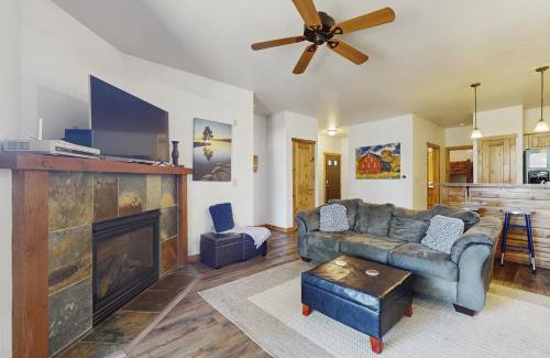 Truckee Apartment | Discover Dolomite Delight: Family-Friendly Pool & Hot Tub